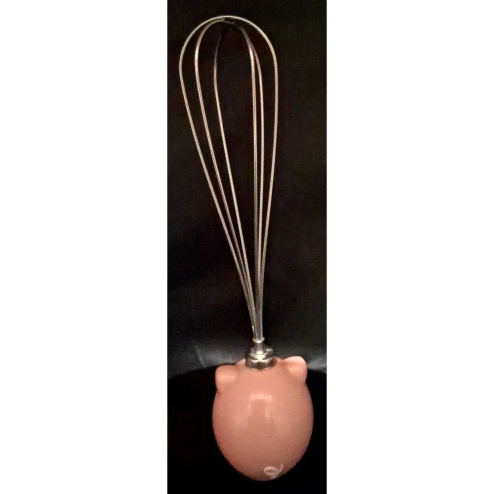 Novelty pig-themed whisk with a pink resin handle. By Jo!e